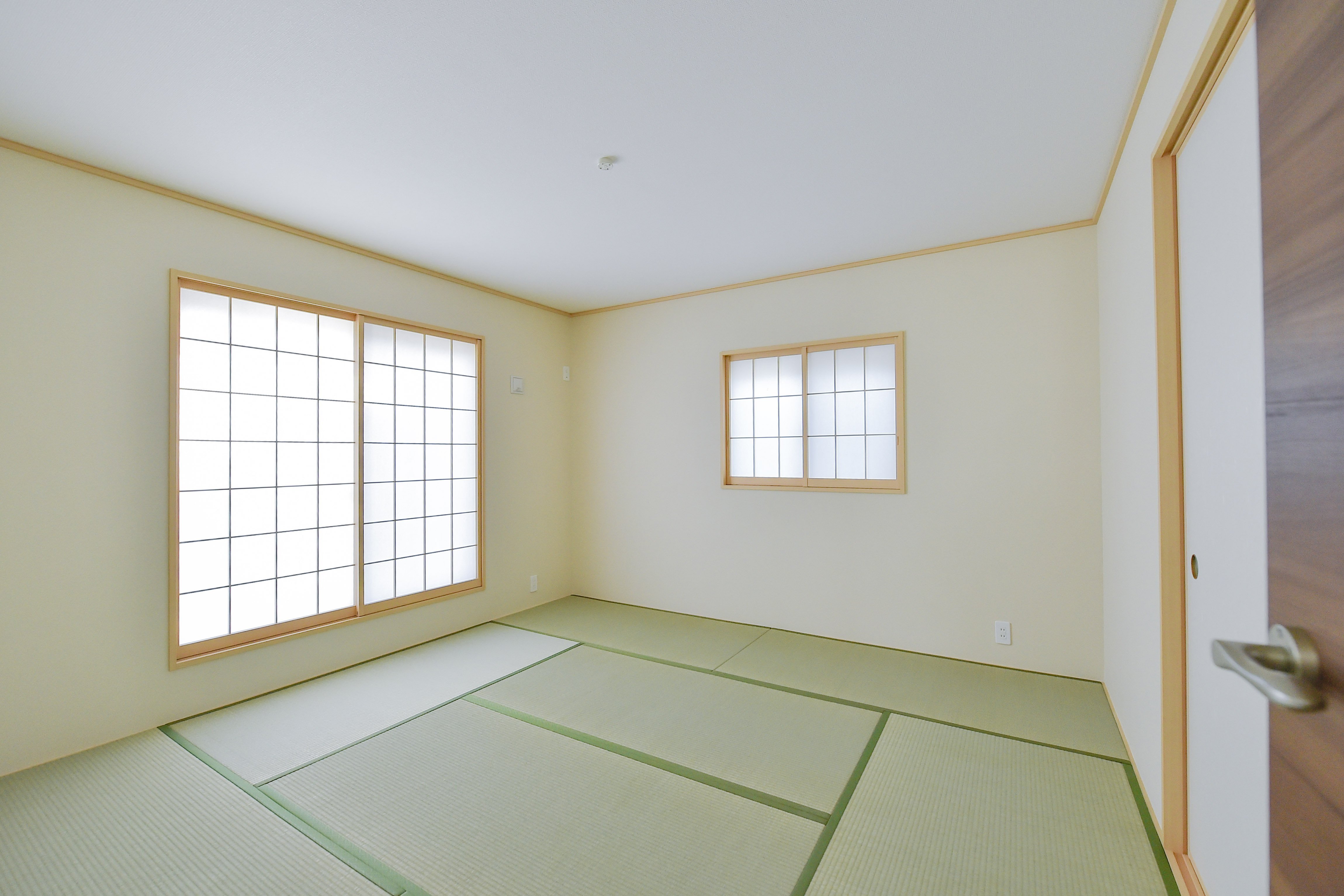 洋室から和室に改装1階フローリングは木目の上質床材に張替え