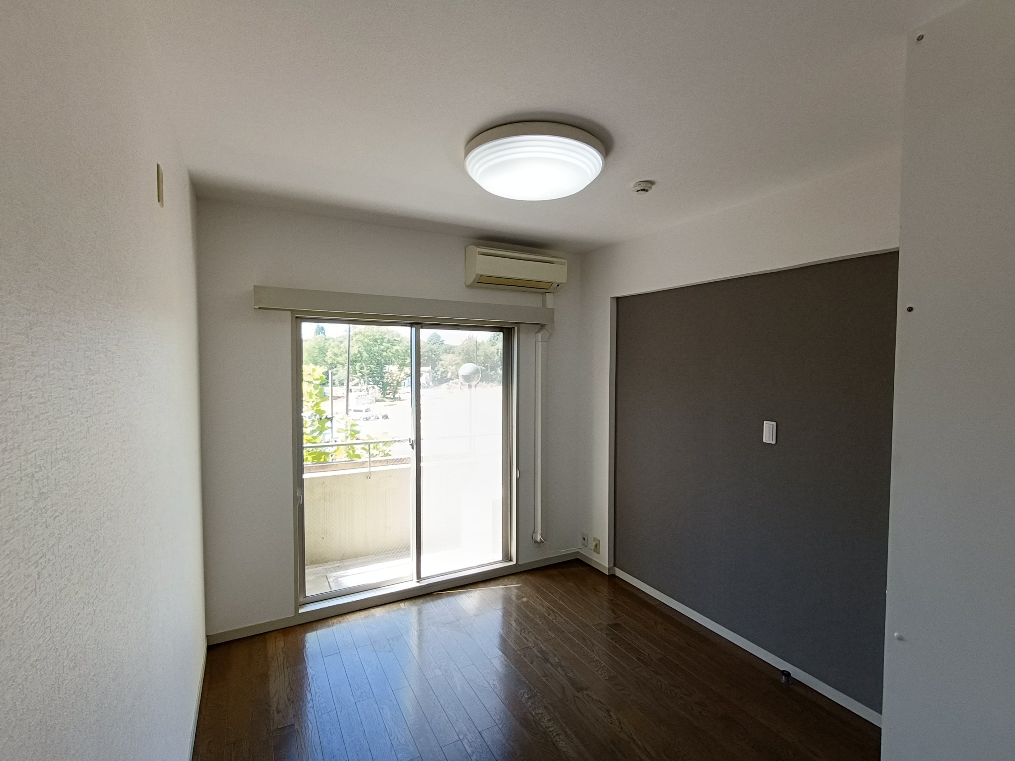 南向き5.2帖の洋間