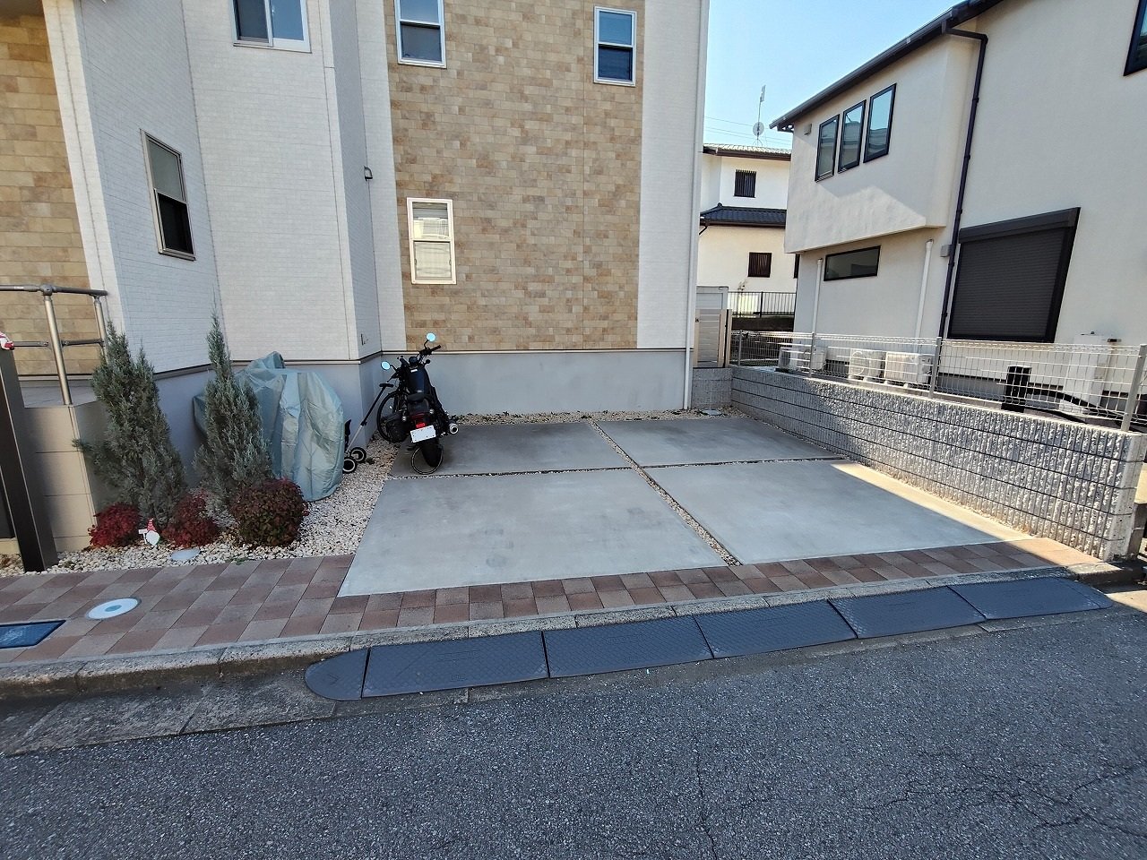 並列2台駐車可能で駐車もラクラク◎自転車やバイクの駐車スペースもございます！