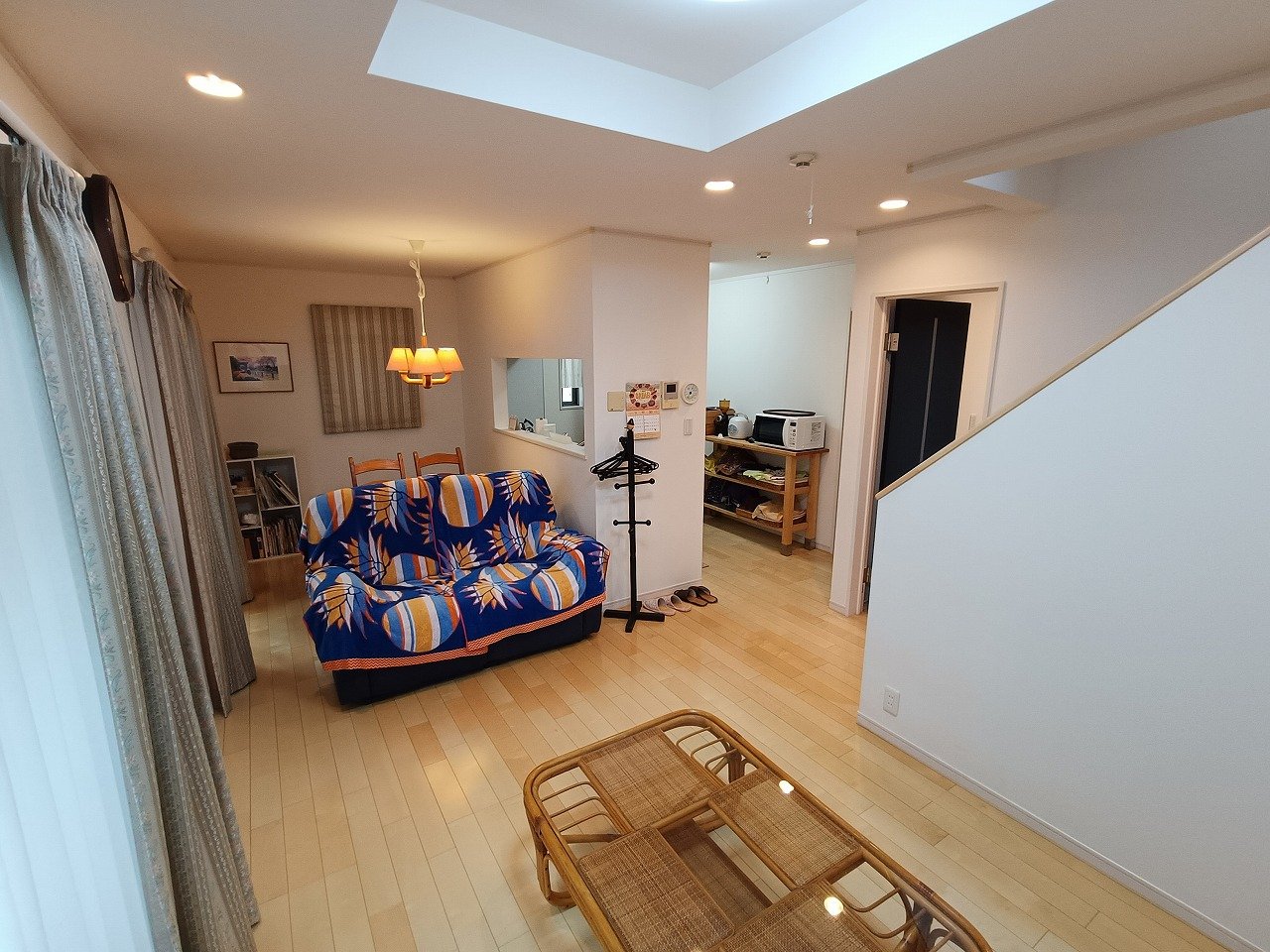 折り上げ天井が映える、上質なリビング空間