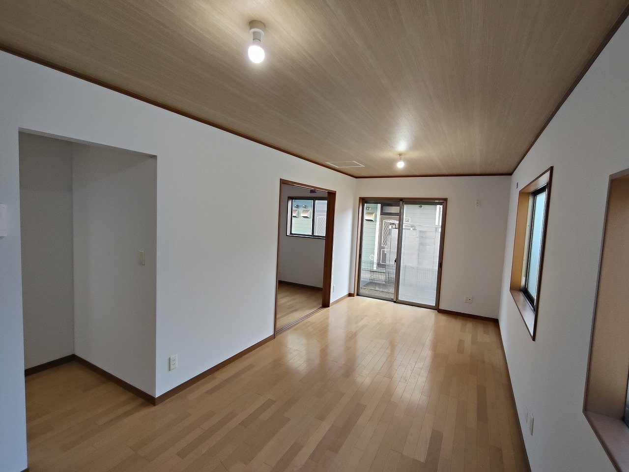 南向きの陽だまりリビング。午後まで明るさが続く心地よい空間◎