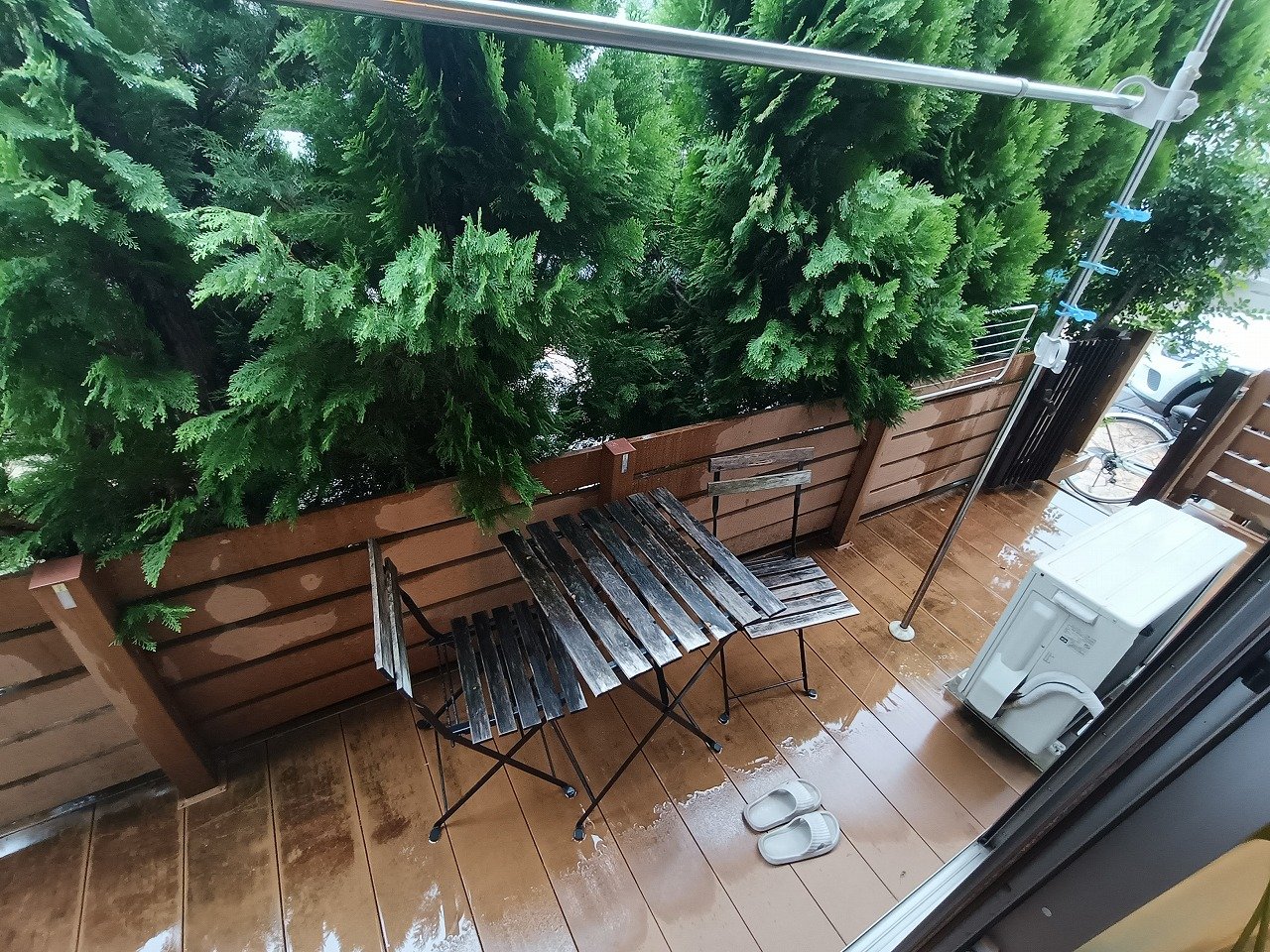 カフェ気分を楽しめる小さなウッドデッキ♪