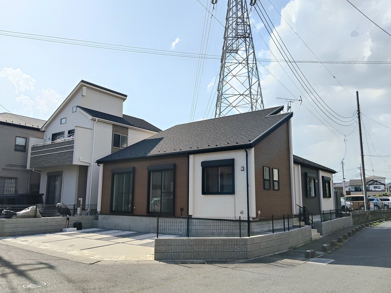 南東角地×平屋。駐車3台＆電動シャッター付きの安心邸宅◎