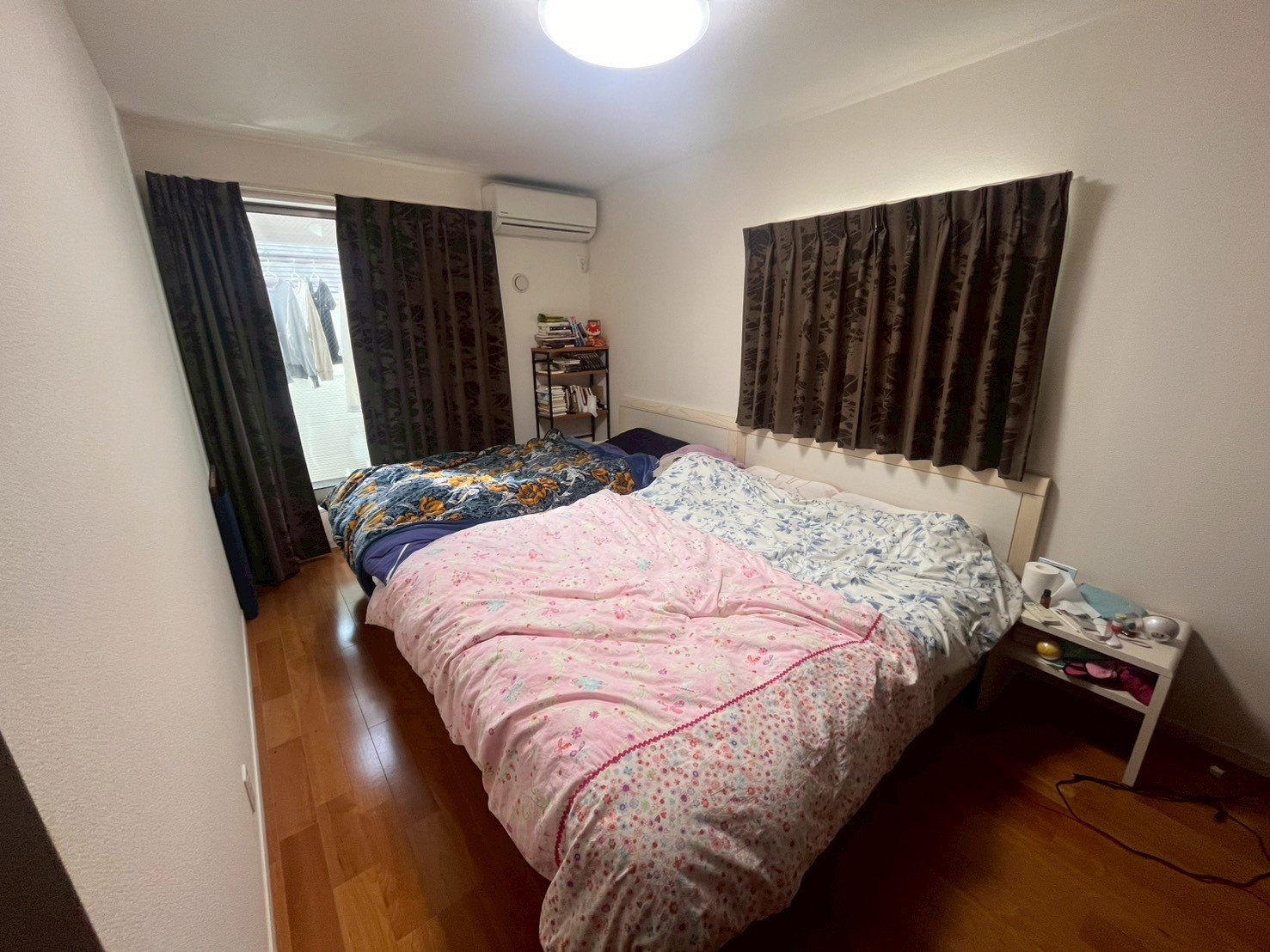 2方向の窓で風が通り抜ける、爽やかな洋室