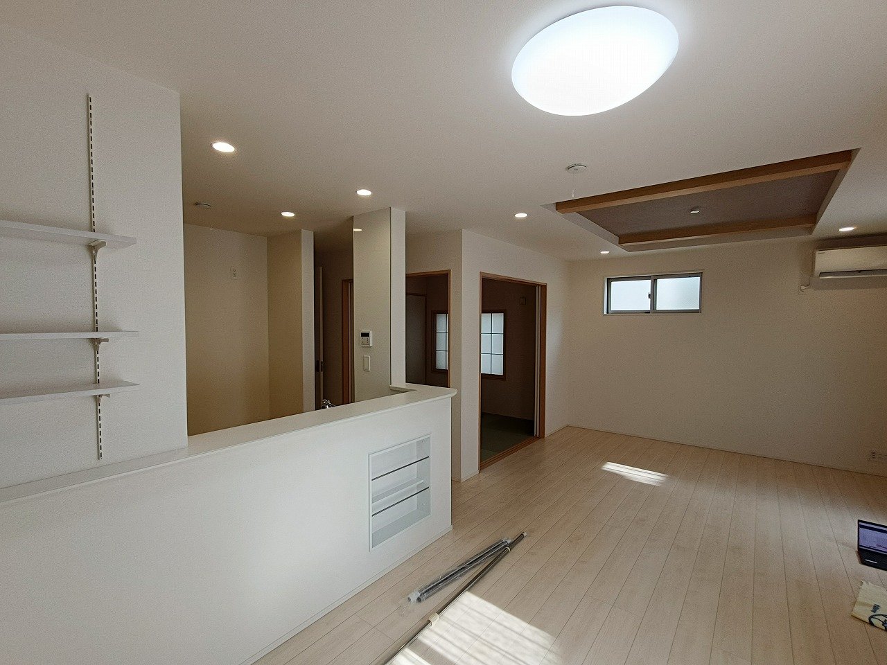 天井に奥行きを持たせる折り上げデザイン。開放感と上質さが広がる、くつろぎの17帖越えひろびろリビングです。