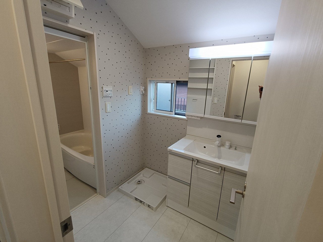 ◆洗面化粧台はW900の三面鏡◆