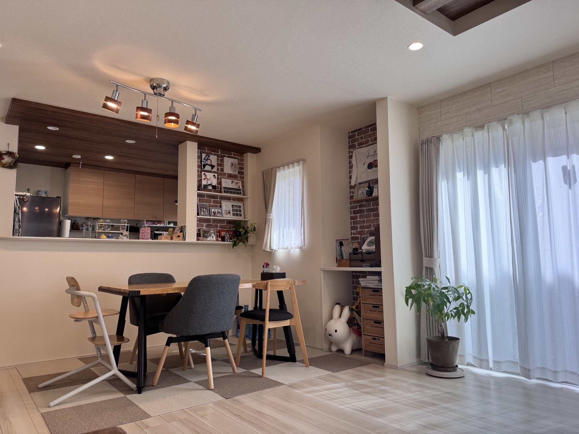 対面キッチンのダイニングスペースで楽しく家族団らん♪