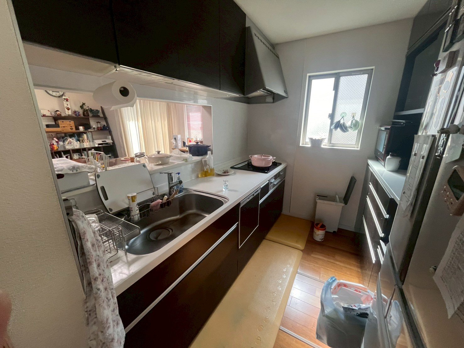 窓から光が差し込む、気持ちのいいキッチンで毎日の料理をもっと楽しく♪