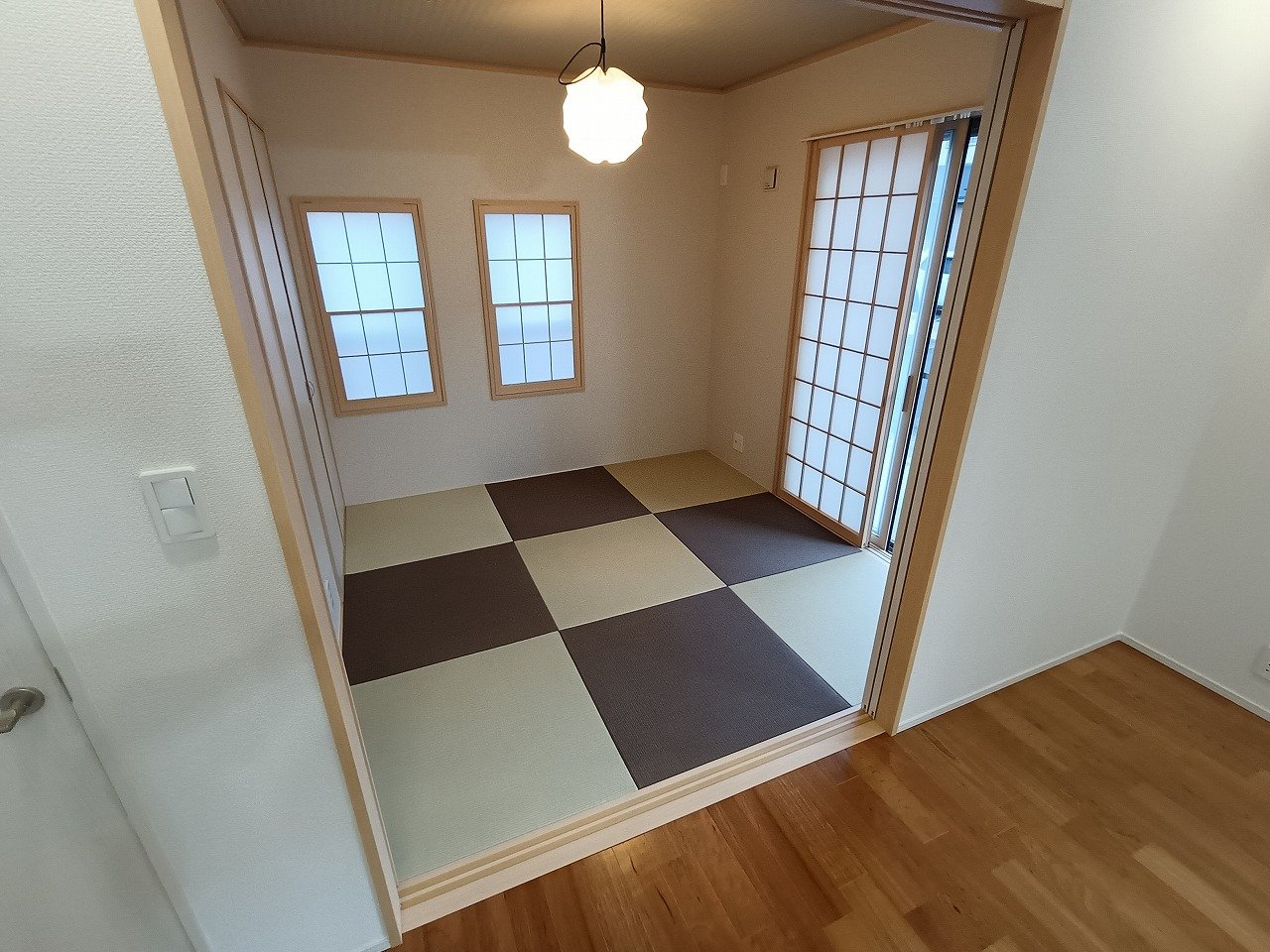 落ち着きの中にモダンさを感じる琉球畳の和室。タタミ交換済み。