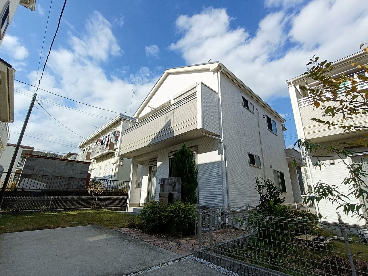 家族の暮らしをゆったり包む4LDK。玄関上部の吹抜けと折り上げ天井が生み出す開放感、南向き17帖超のリビングが魅力です♪