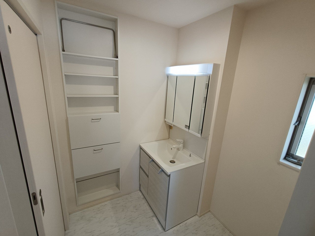 洗面所に頼れる収納スペース。タオルや日用品がきれいに収まり、家事も身支度もスムーズです。