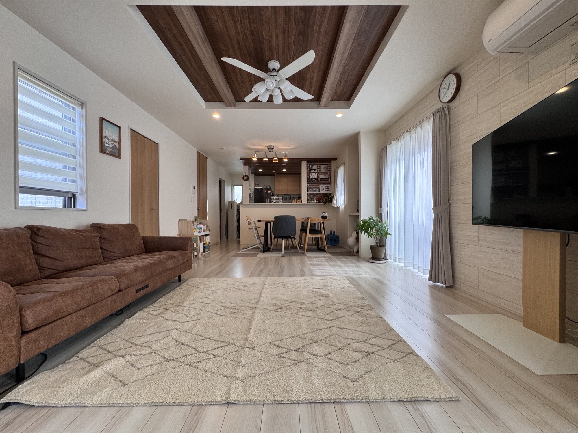 折り上げ天井が映える、19帖超の上質なリビング空間♪