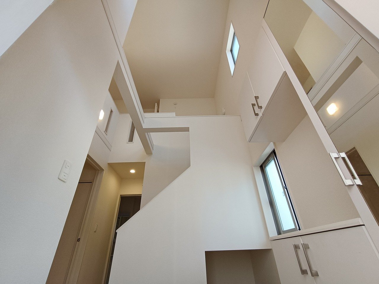 玄関を開けた瞬間、光と開放感に包まれる吹抜け空間◎