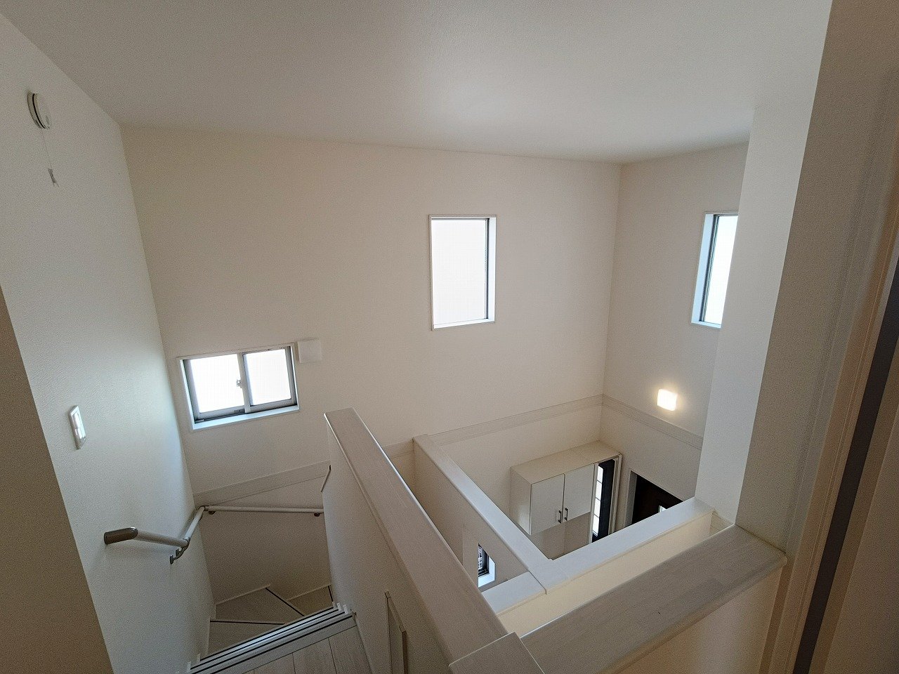 2階から見下ろす吹抜けは、家全体をつなぐ心地よい空間。自然光がたっぷり入り、毎日が明るく♪