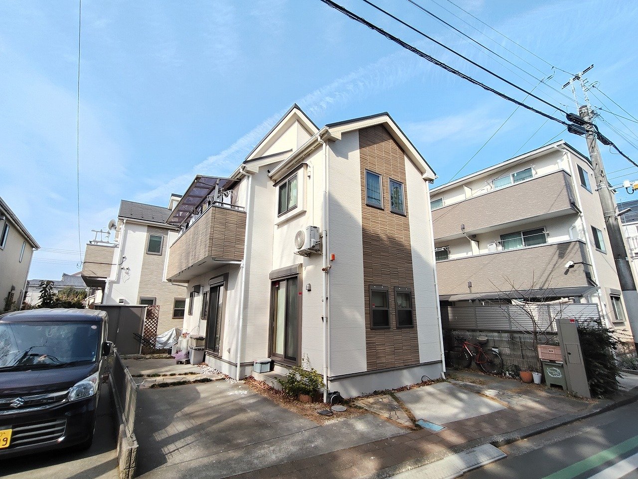 普通車1台＋軽2台の計3台分駐車可能なゆとりのカースペース。