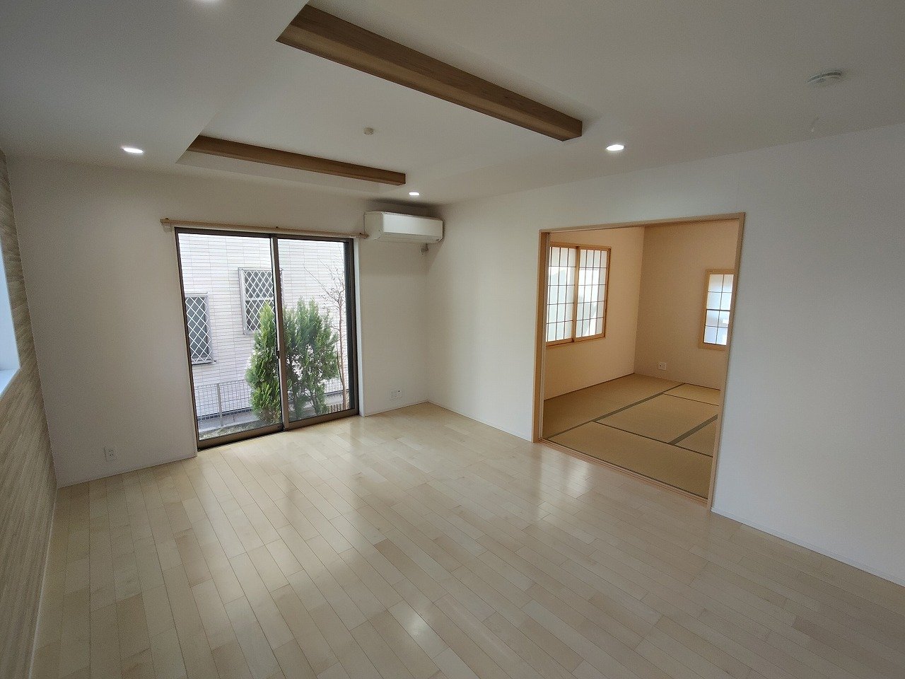  和室とつながり、使い方が広がる開放的なリビング空間♪