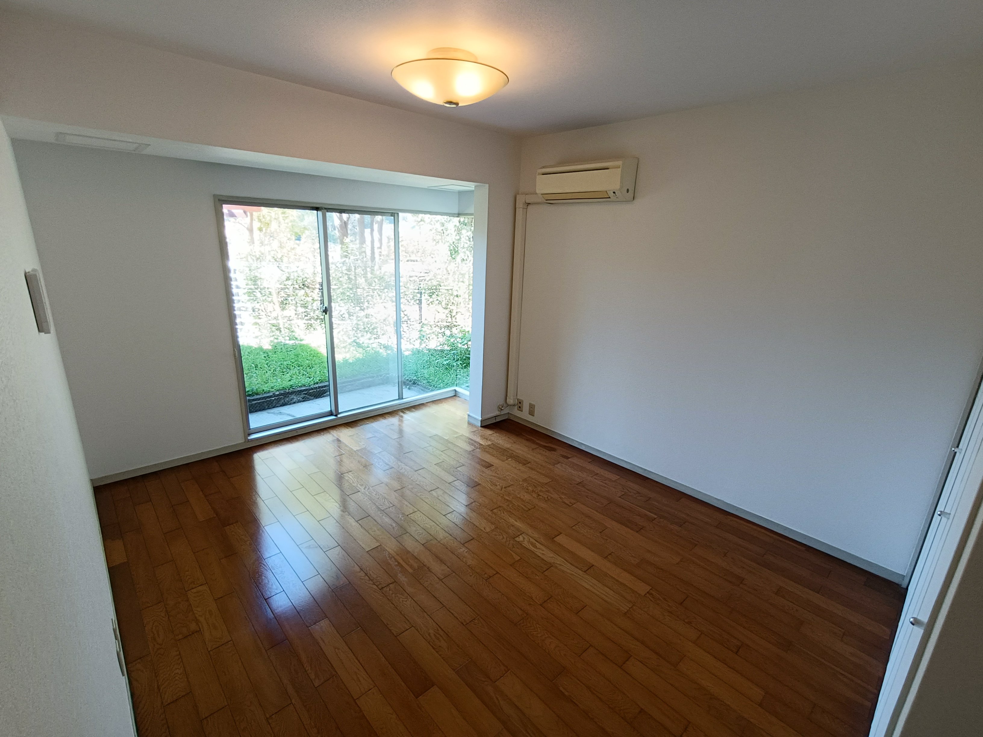 家族それぞれの時間を大切にできる、広々とした約9帖の主寝室。