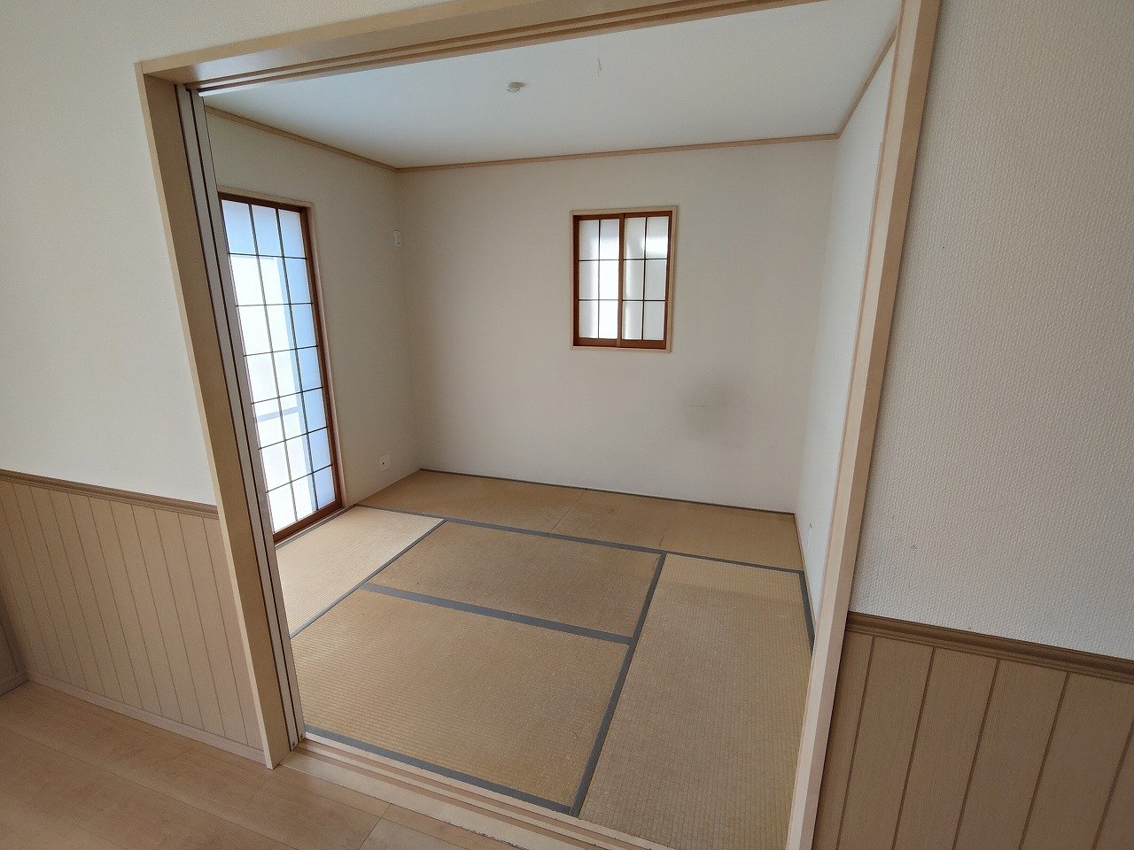 扉を開ければリビングと一体感のある空間に。