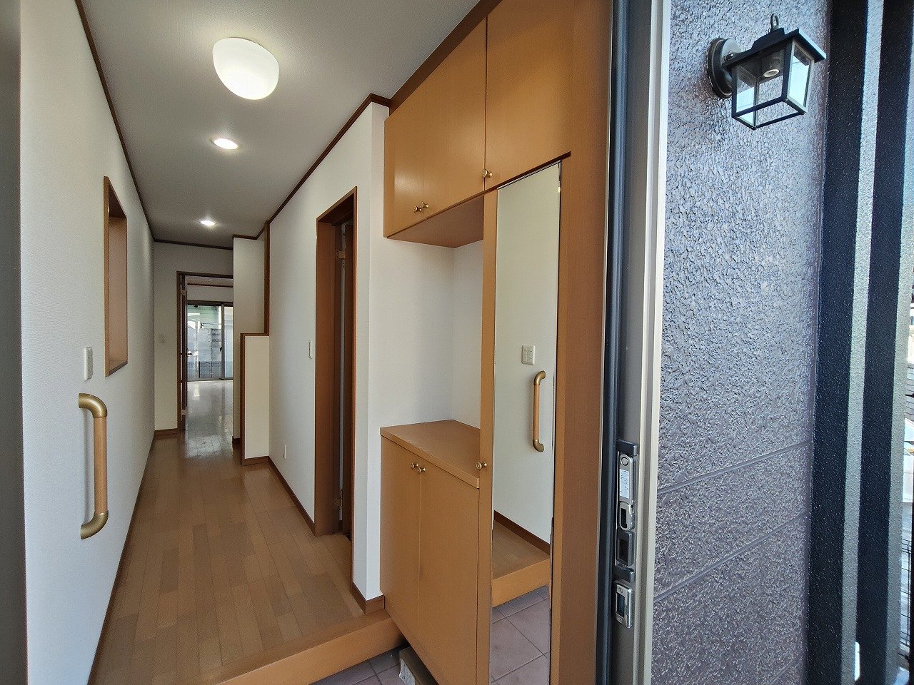 広めの玄関は、毎日の“いってきます”が気持ちよくなる場所。