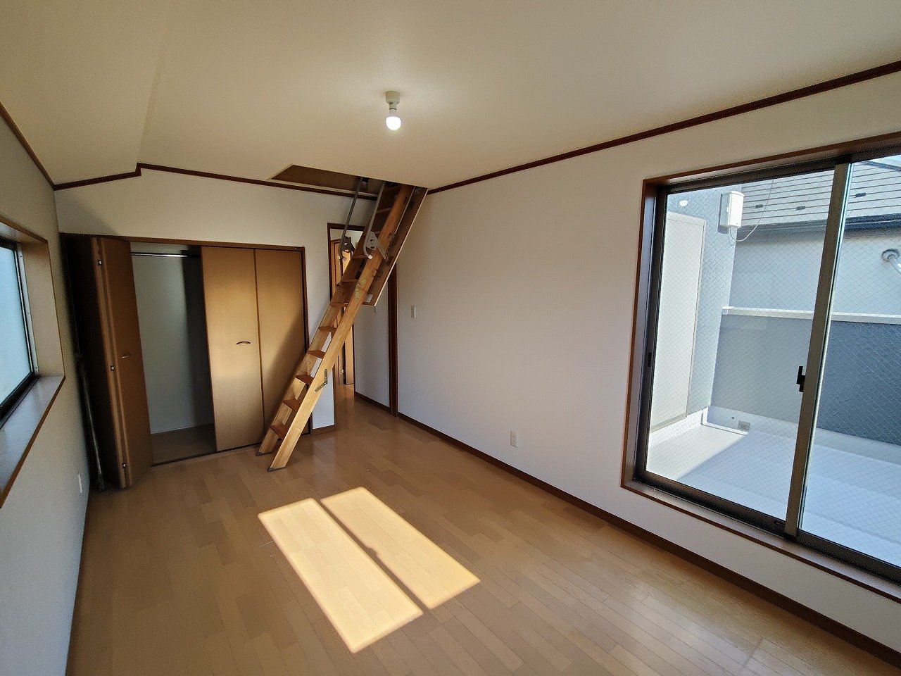 家具が置きやすいゆとりの洋室。収納はグルニエへしっかり確保。