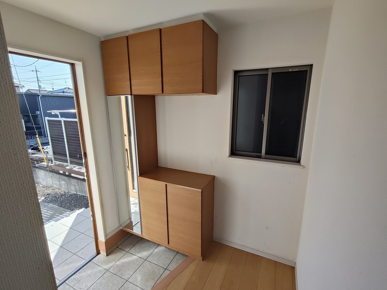 お出かけ前に身だしなみチェックできるミラー付き