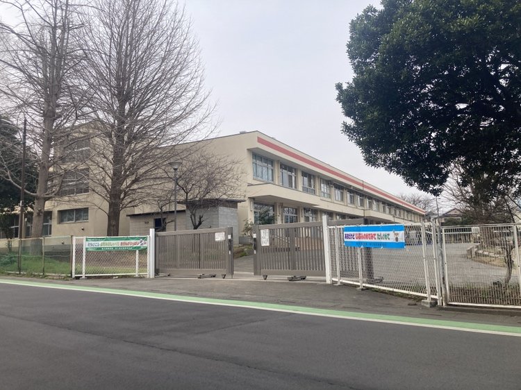 市立関沢小学校まで620ｍ