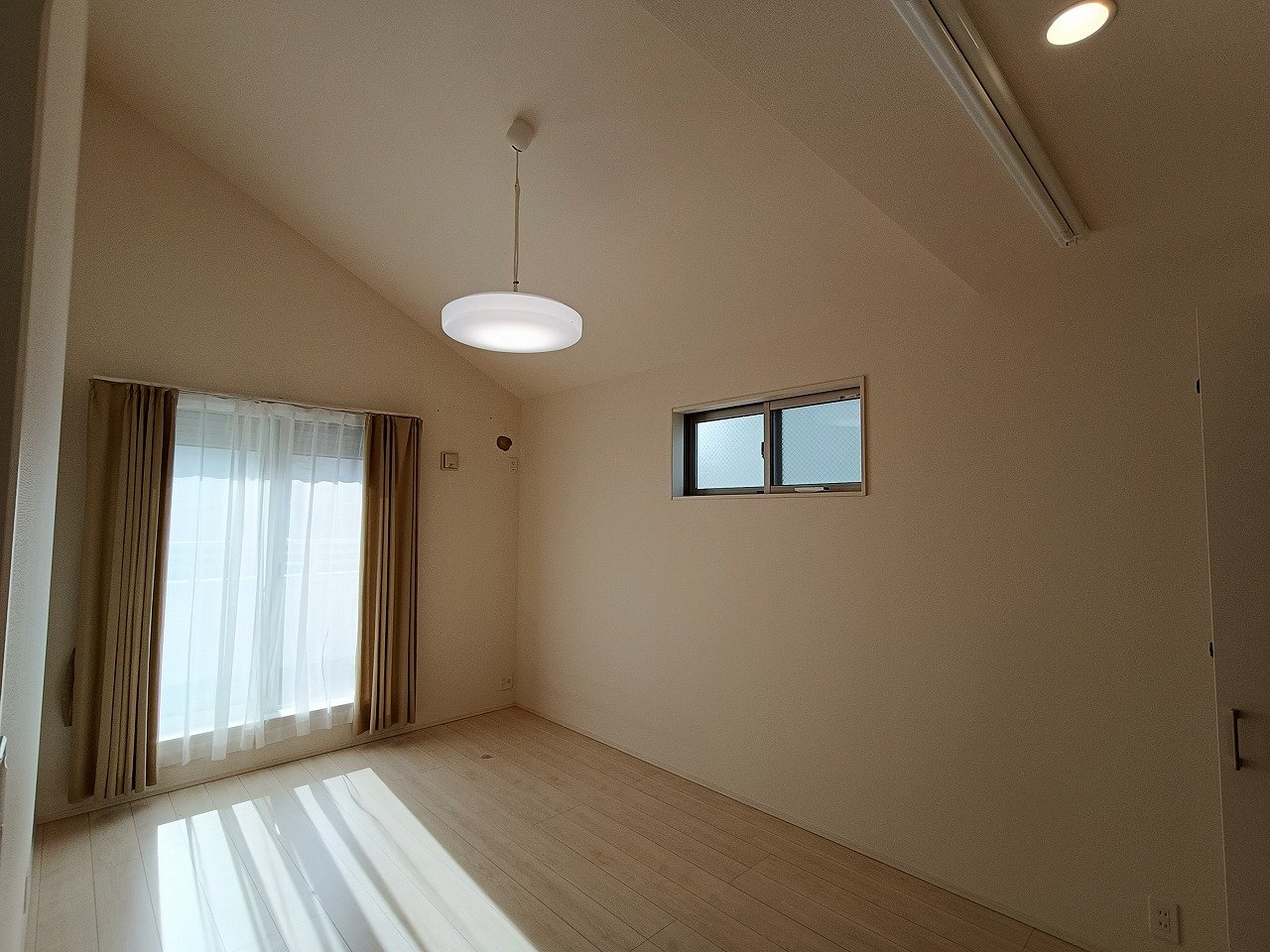 勾配天井が生み出す、開放感あふれる空間。自然光が心地よく差し込み、特別なひとときを演出します。