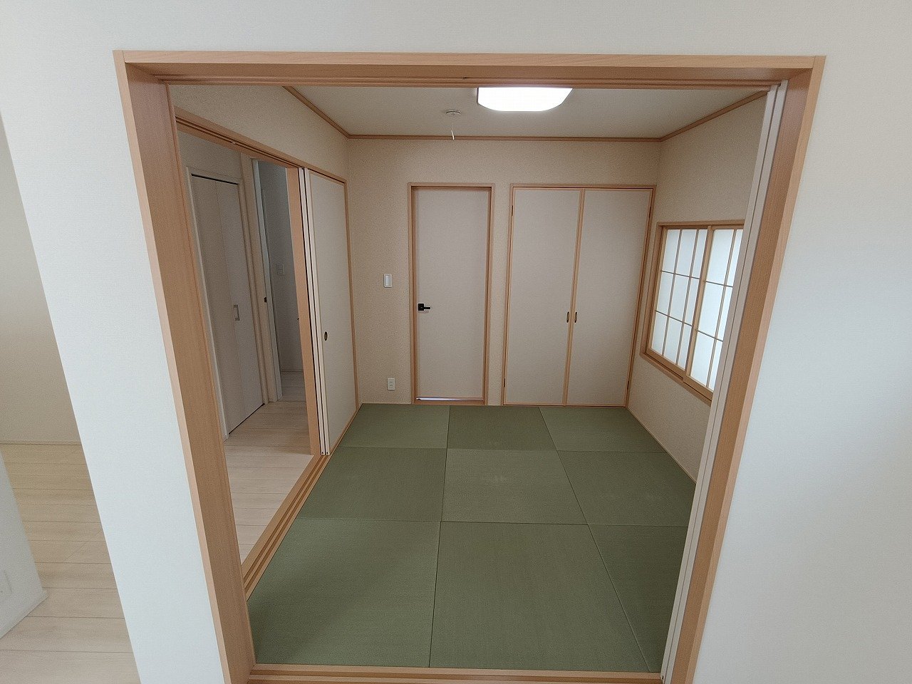 家族の団らんに、来客のおもてなしに。リビング横の和室が、暮らしにゆとりをプラスします。