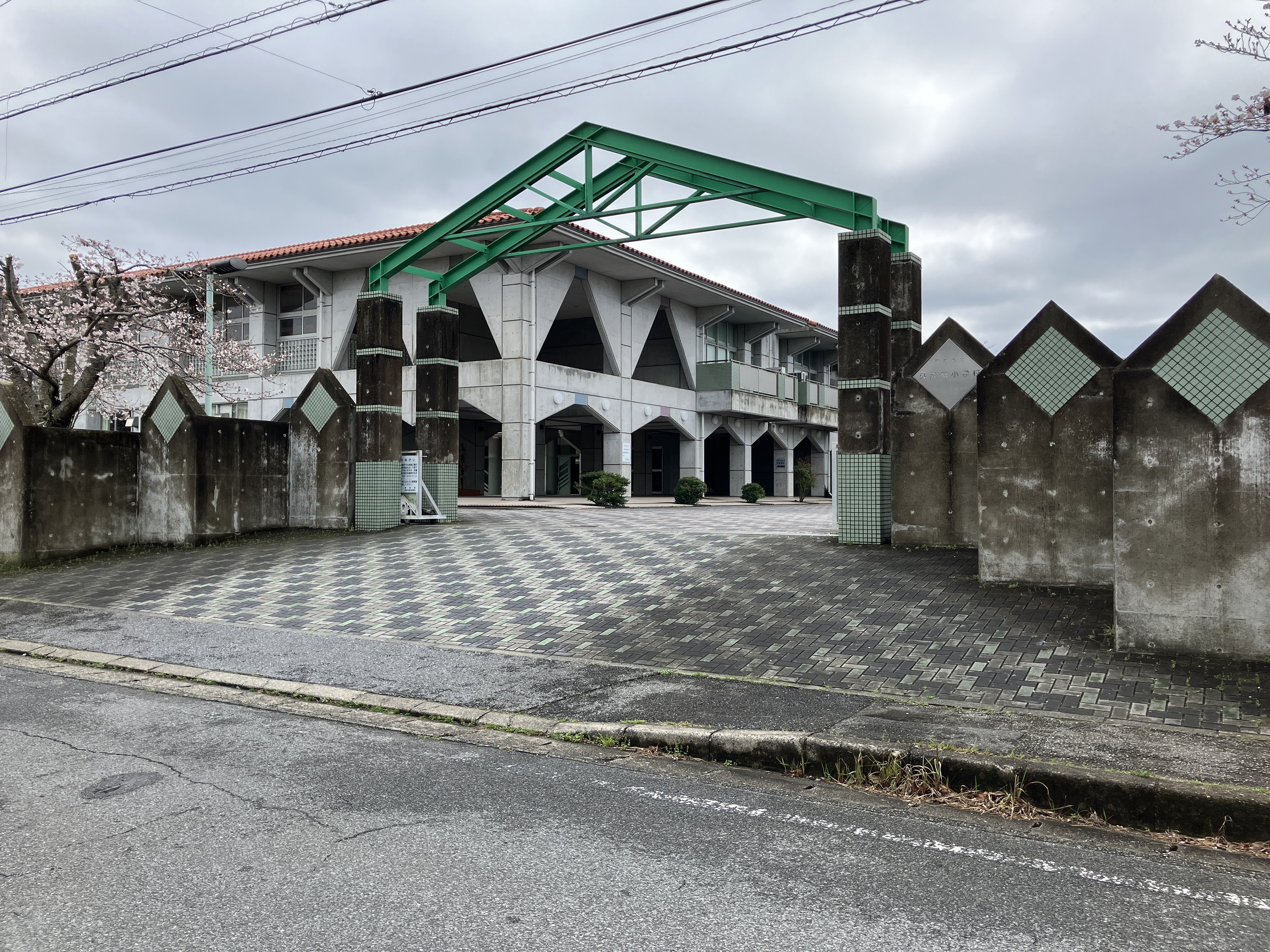 市立外箕輪小学校まで230ｍ