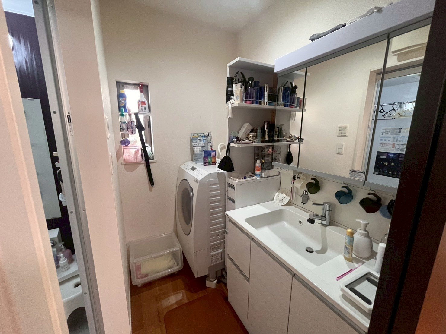 小窓付きで換気しやすく、いつでも快適な洗面スペース