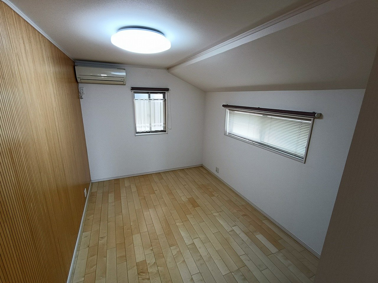 印象的な木のウォールパネルが映える上質な洋室6.75帖！