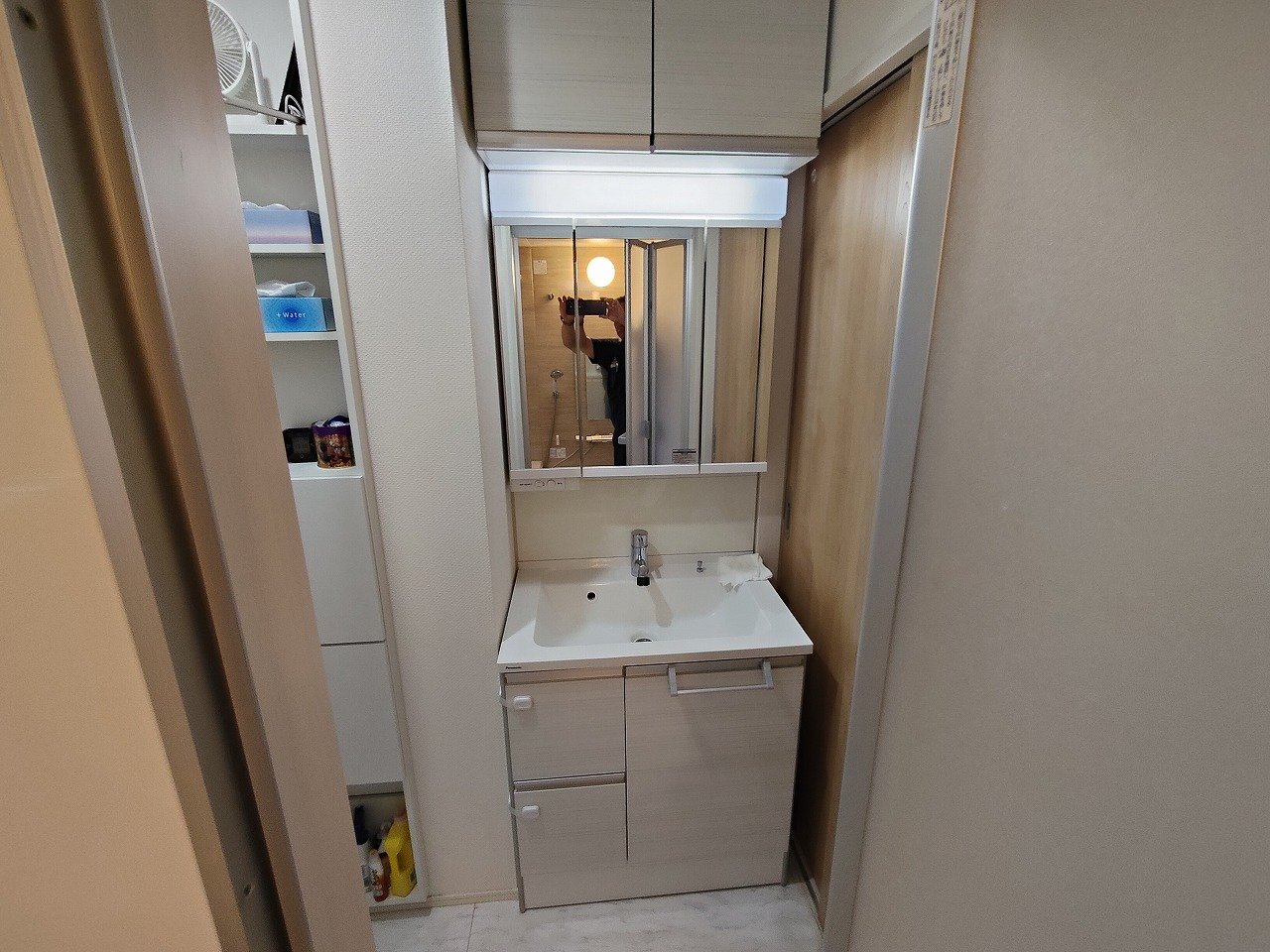 家族みんなが使いやすい三面鏡タイプの洗面台