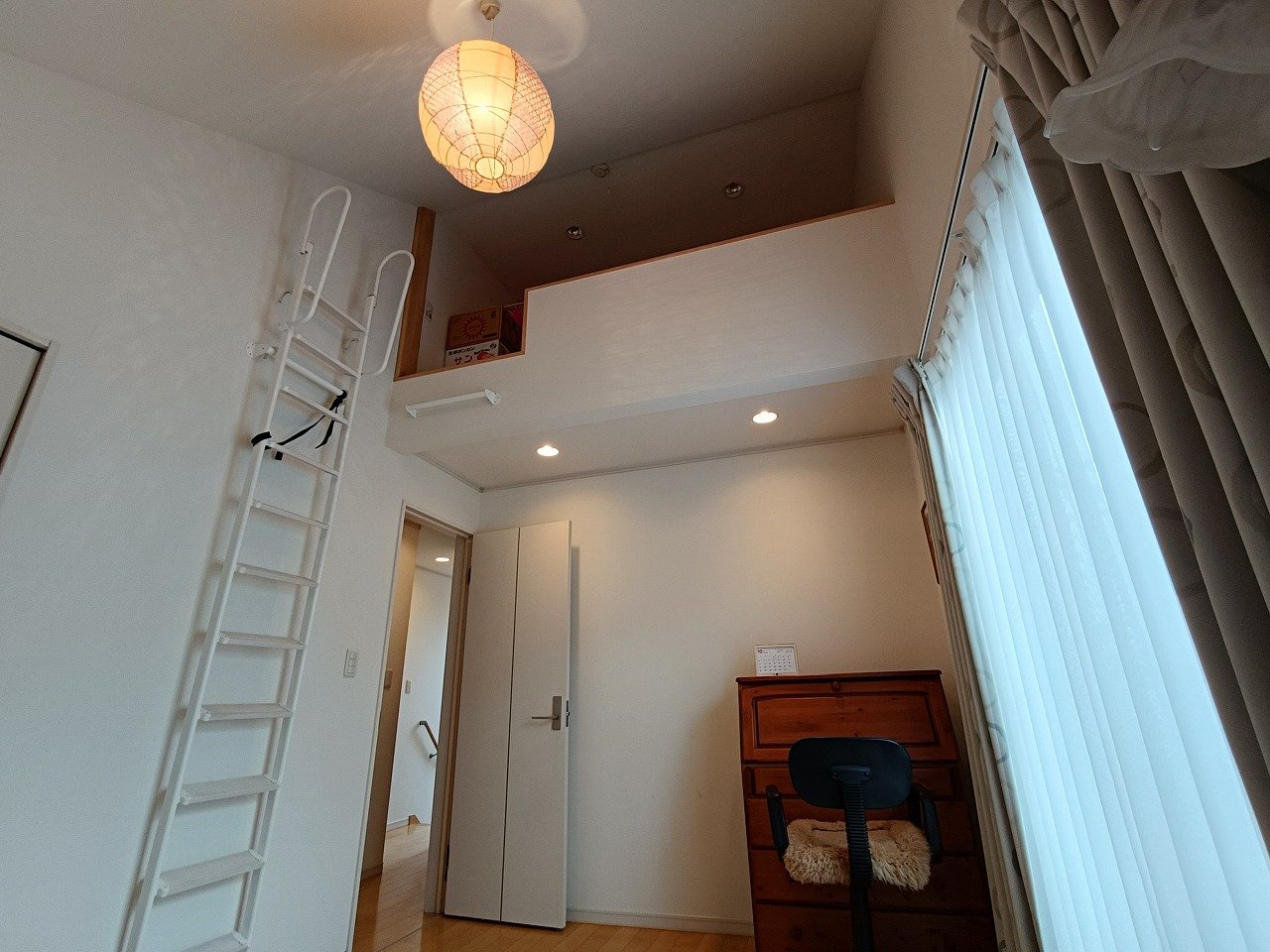 勾配天井とロフトが生む、開放感ある空間設計◎