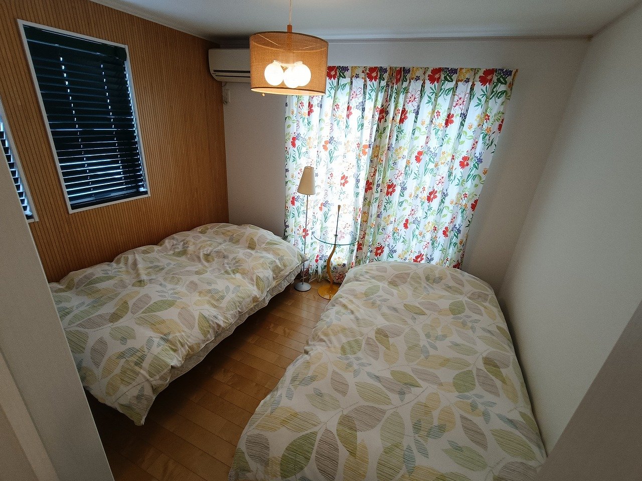 2階洋室は個性が光る木のウォールパネル仕様◎