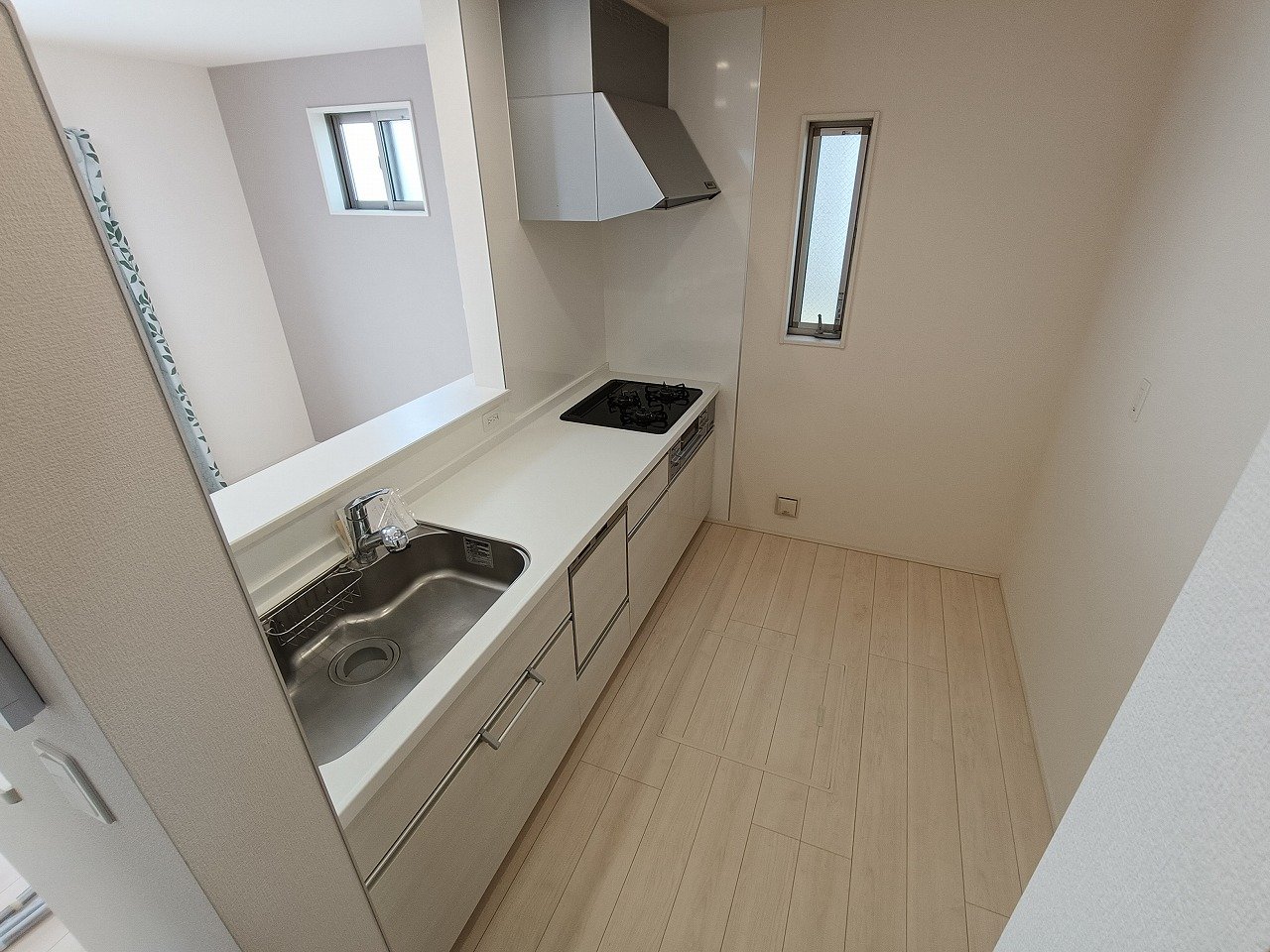 人工大理石の天板が映えるシステムキッチン。お手入れ簡単で、毎日の料理がもっと楽しく♪コミュニケーションが自然に生まれる対面式キッチン◎