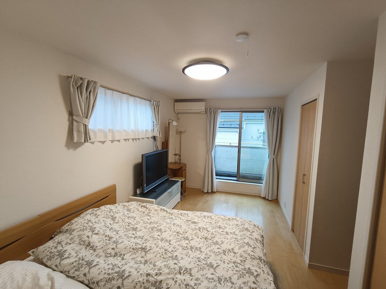 ひろびろ約8.2帖の洋室