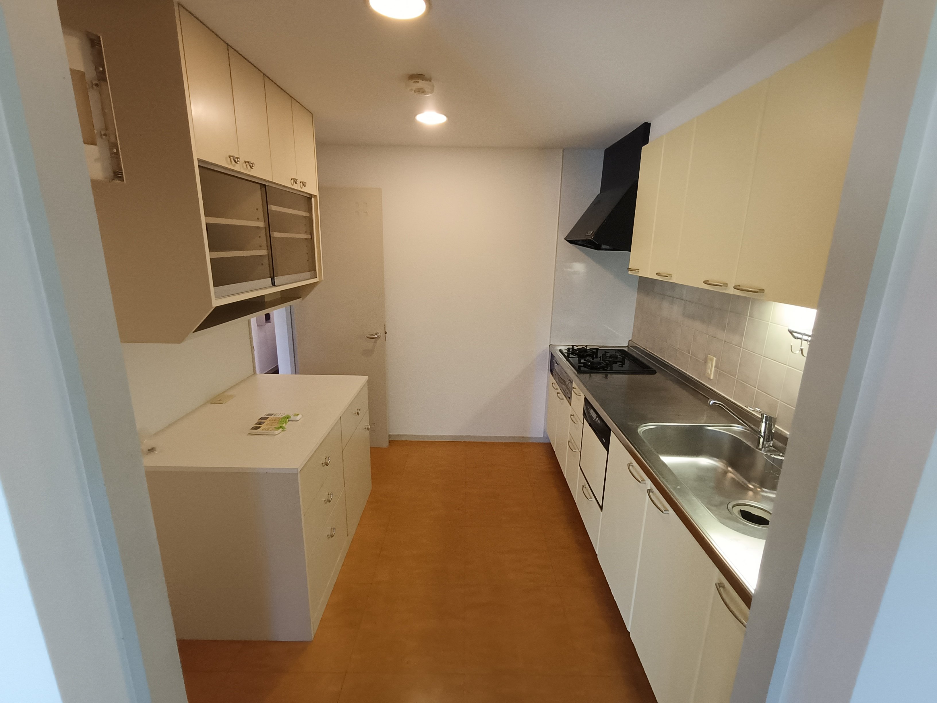 ひろびろとしたキッチンスペースに、備え付けのカップボード♪作業がはかどります◎