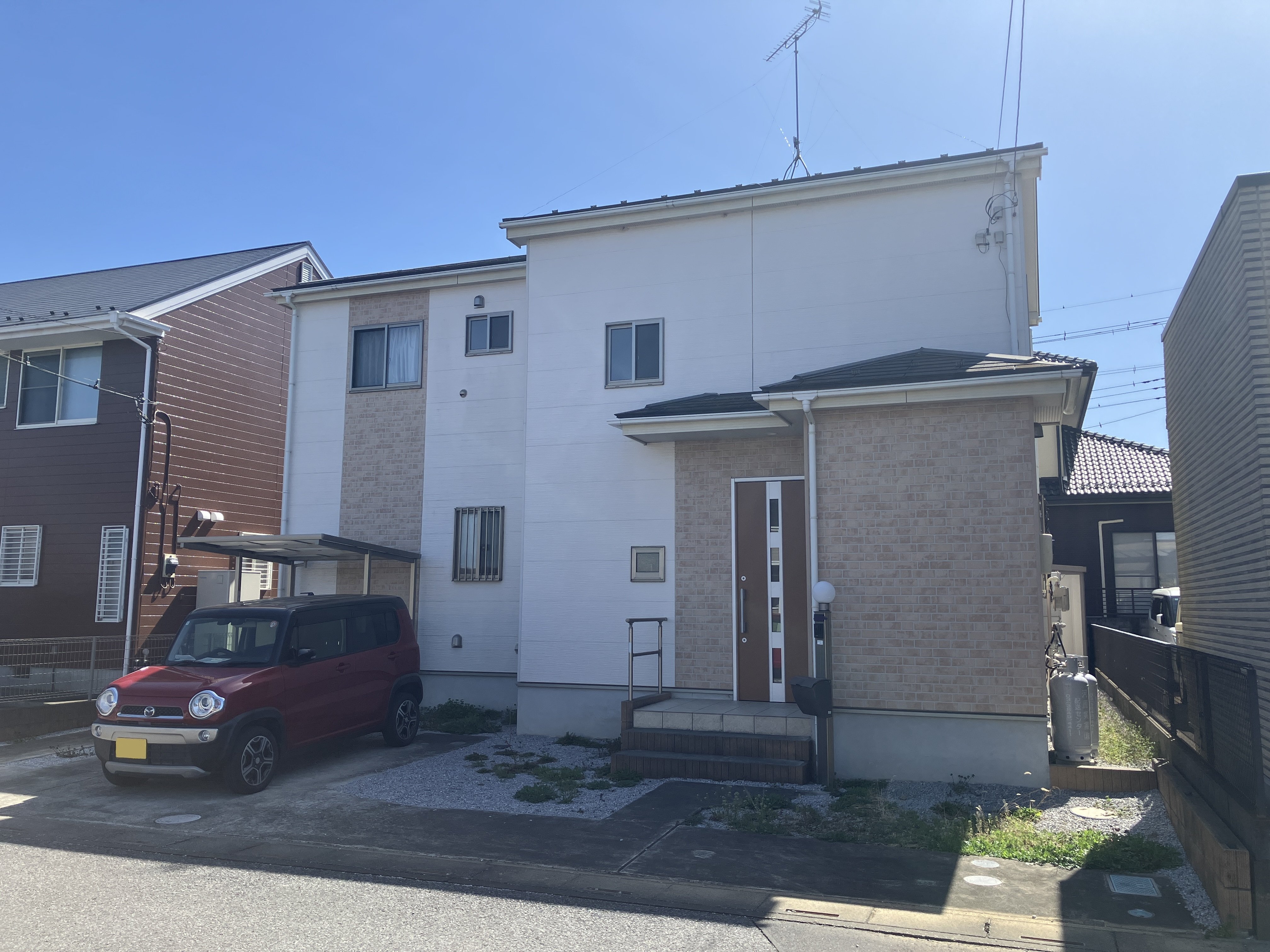 閑静な住宅街☆カースペース3台（車種による）可能♪現地（2026年4月）撮影