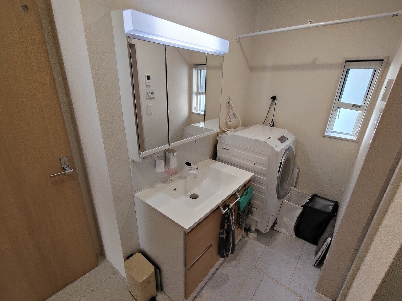 シャワー水栓付、三面鏡タイプ洗面化粧台☆お手入れもラクラク♪