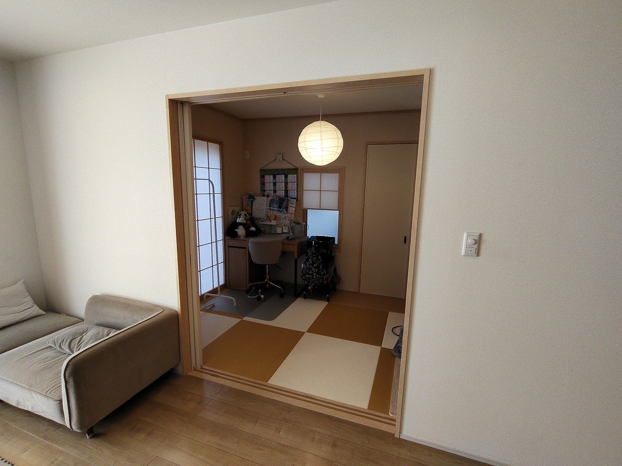 リビングと続き間の和室♪書斎としてもお子さまの遊び場としても重宝♪