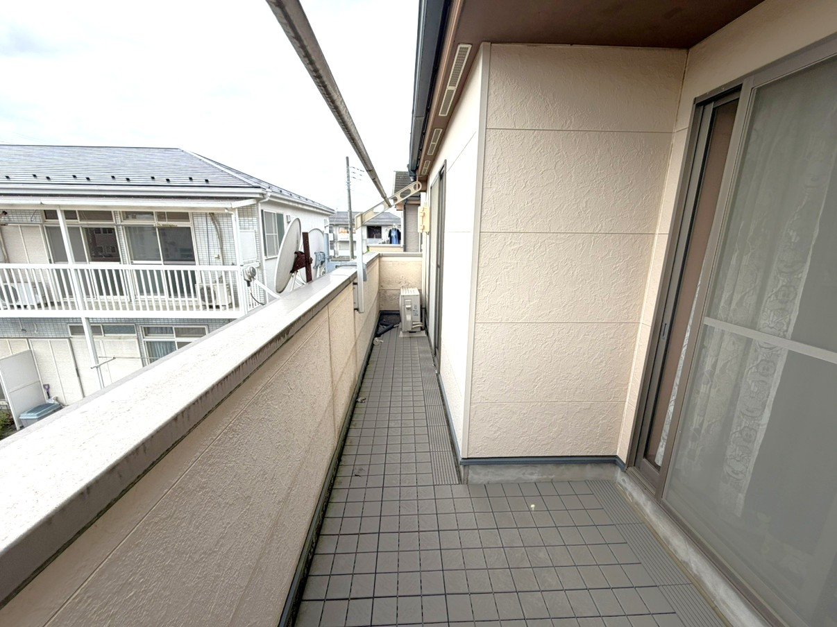 奥行きのあるバルコニーは、洗濯物やお布団干しにも便利です。