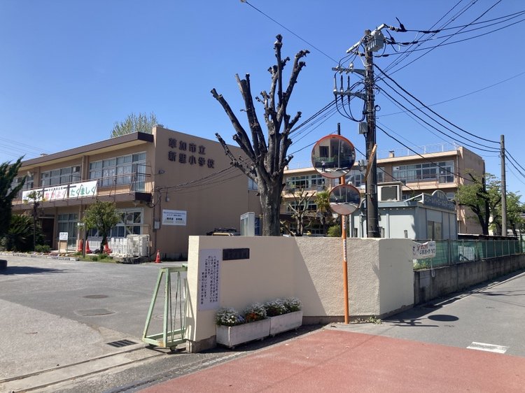  市立新里小学校まで180ｍ
