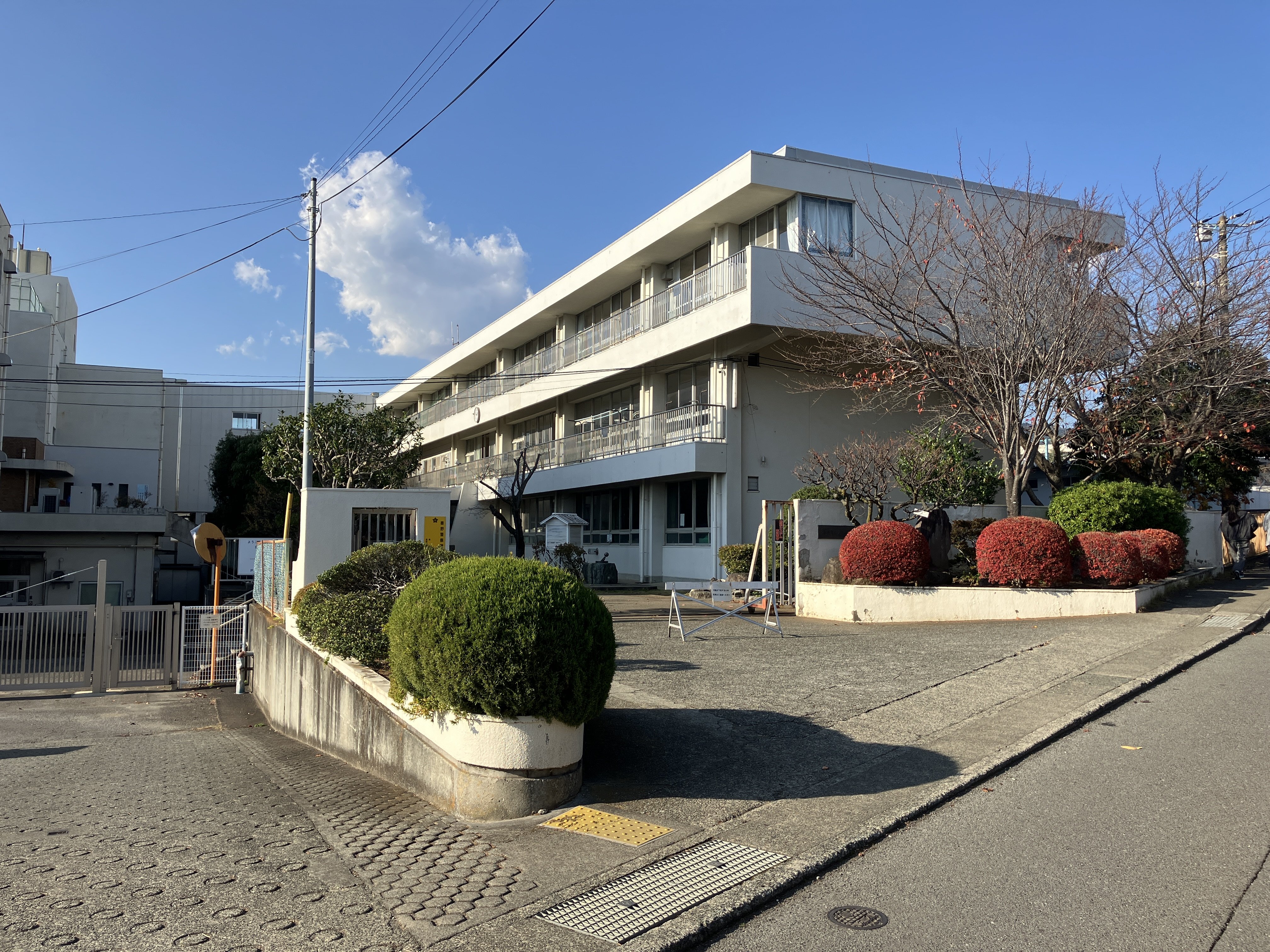 市立大根小学校まで980ｍ