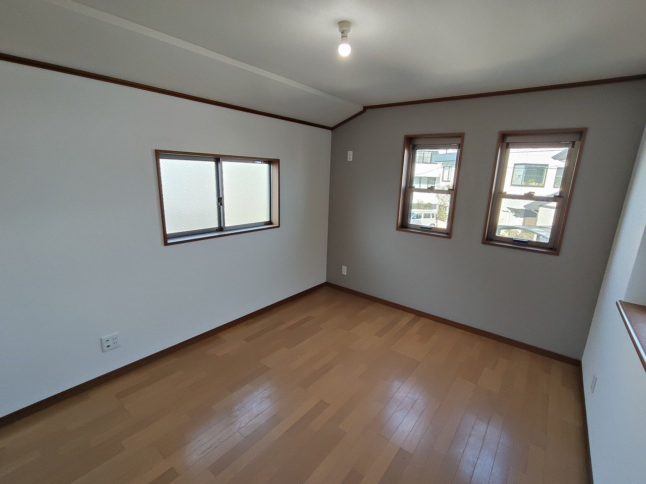 三面採光の明るい洋室。いつでも光を感じられる心地よい空間