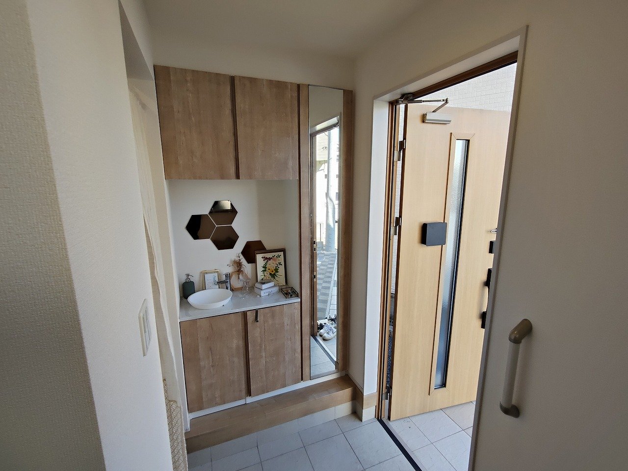 シューズインクローク付きで収納充実♪玄関収納はミラー付き♪