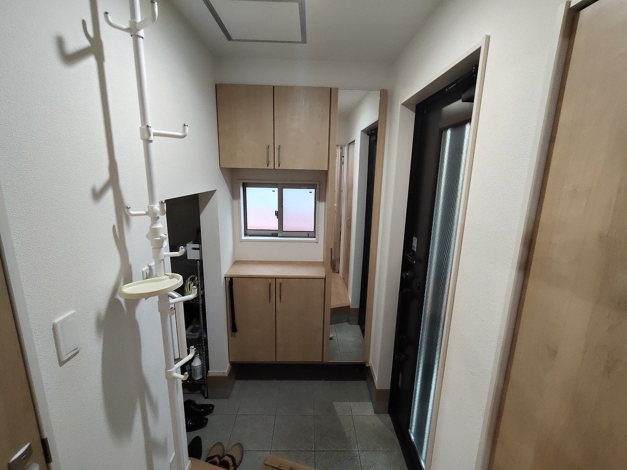 お出かけ前の身だしなみチェックに便利な全身ミラー付き