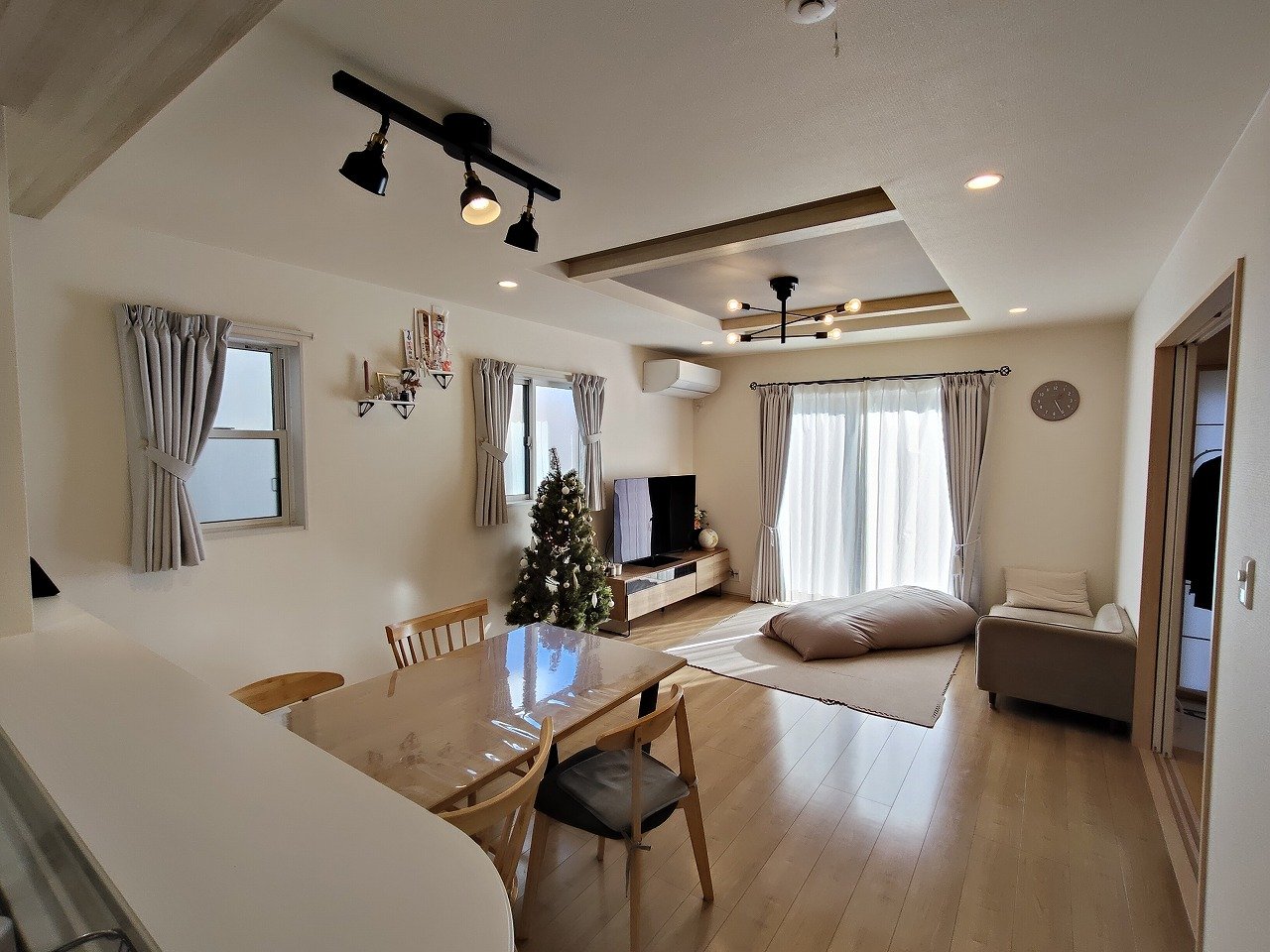 陽当りぽかぽか19帖超リビングと続き間の和室でゆっくり過ごせます♪