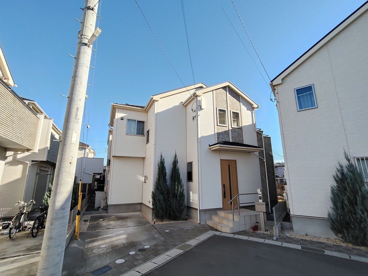 閑静な住宅街の全20区画開発分譲地☆築3年で外観もキレイです♪ 現地（2025年12月）撮影